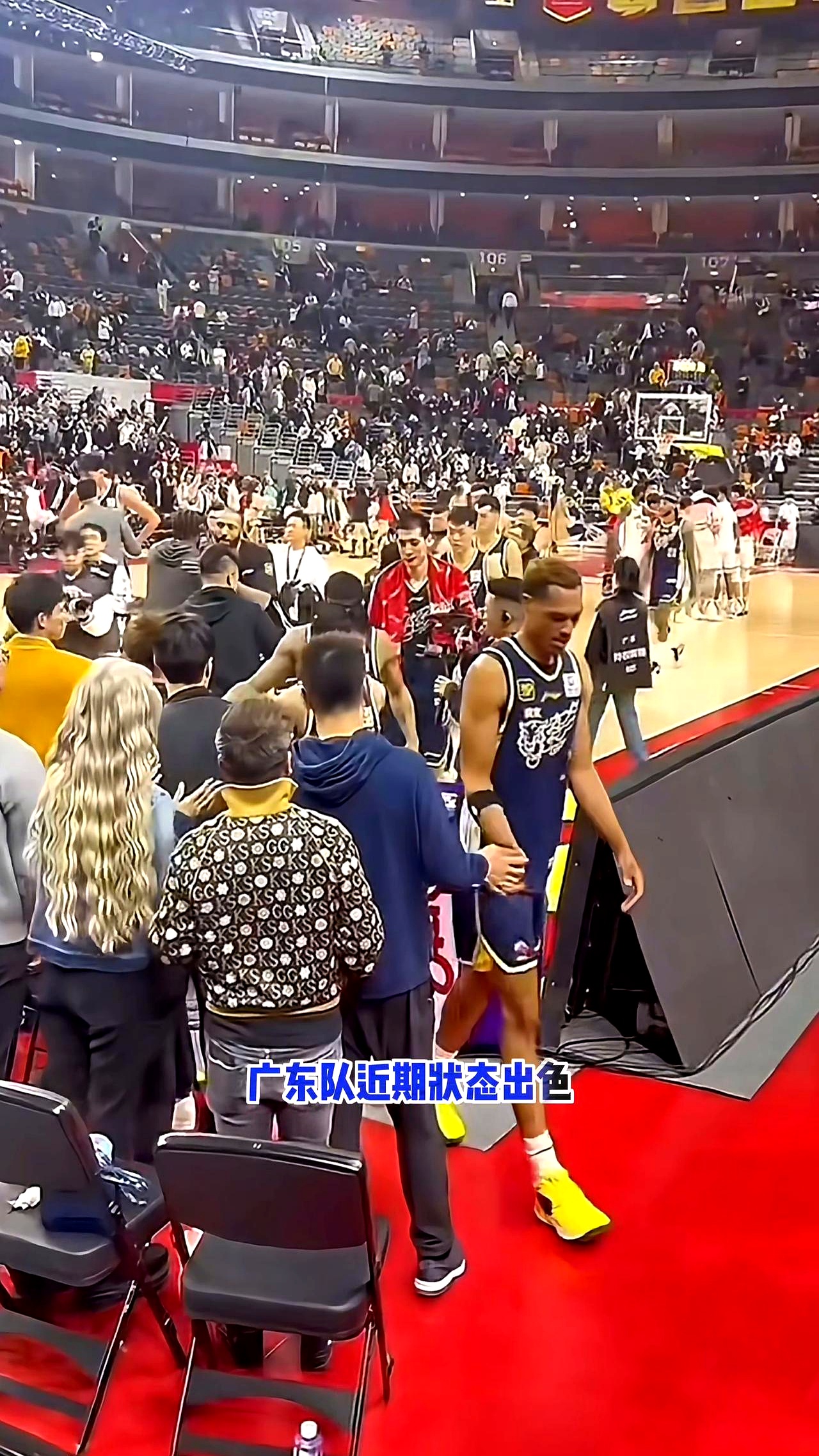 od体育app下载-双方球队在场上上演激烈对抗战(战场上双方踢球是什么电影)