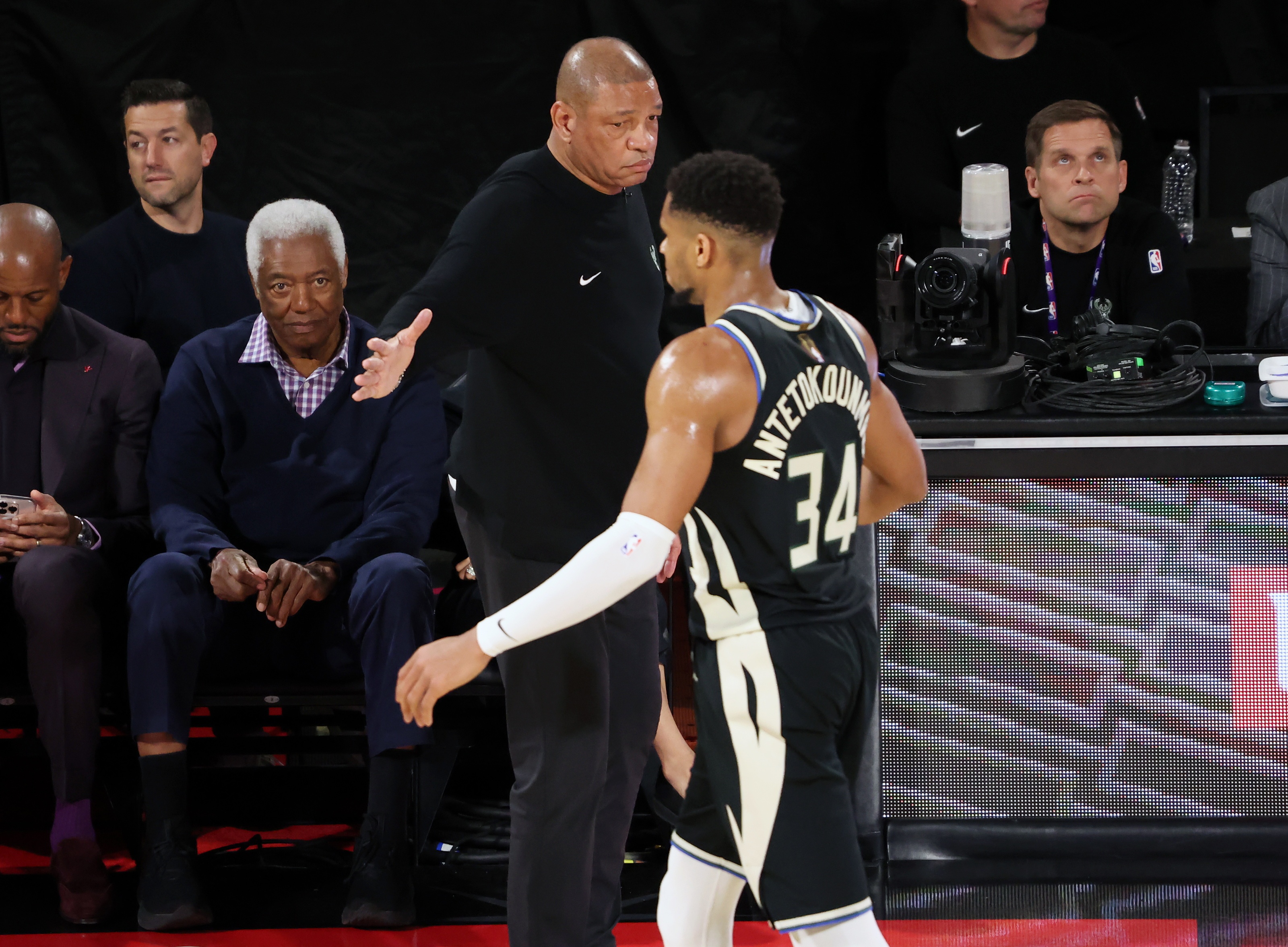 od体育网页版入口-关于雄鹿横扫活塞,字母哥称霸全场的信息